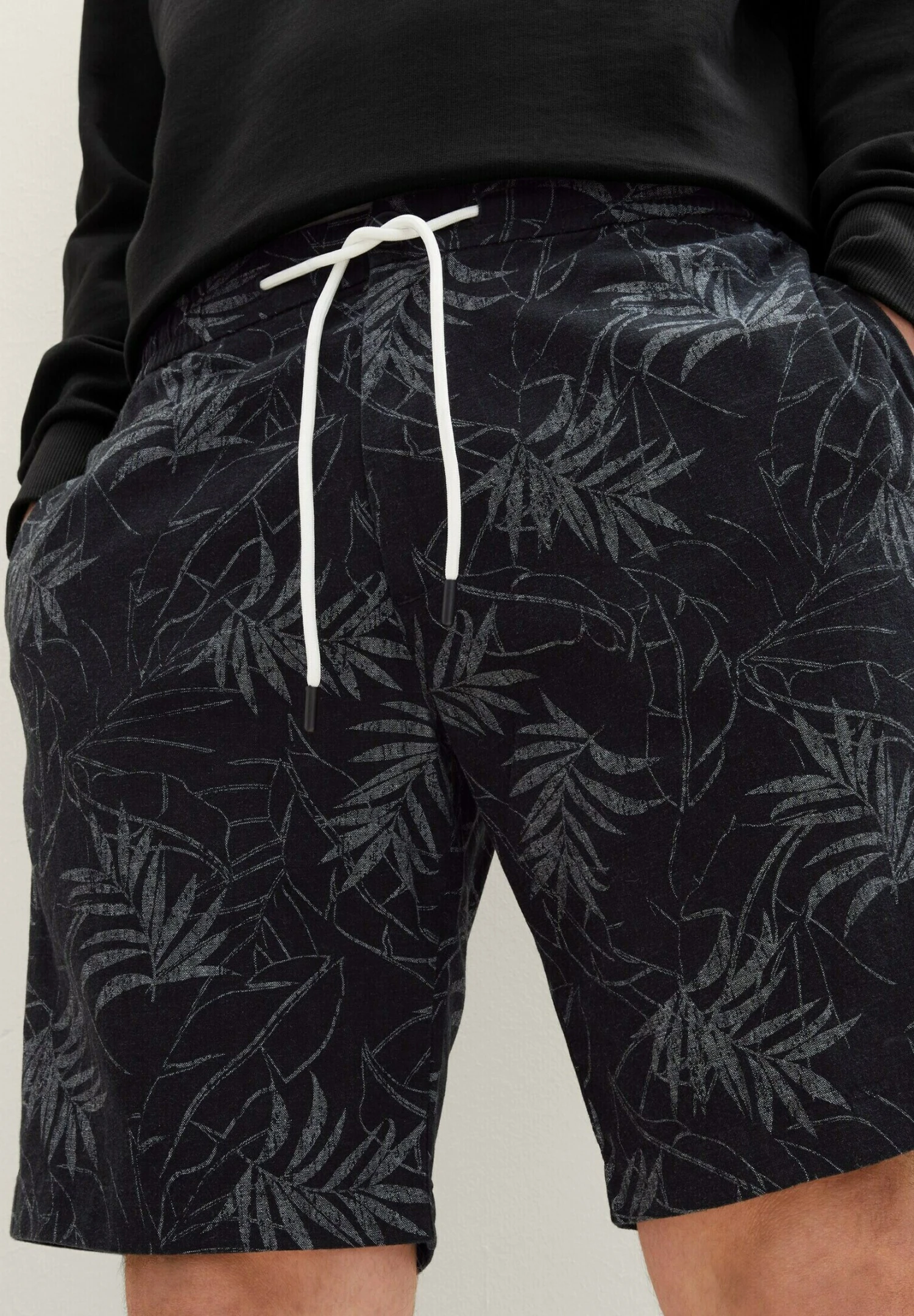 TOM TAILOR Denim Gemusterte Bermuda - Shorts - Black Tonal Leaf Lines Print 5 TOM TAILOR Denim Gemusterte Bermuda - Shorts - Black Tonal Leaf Lines Print - Afbeelding 5