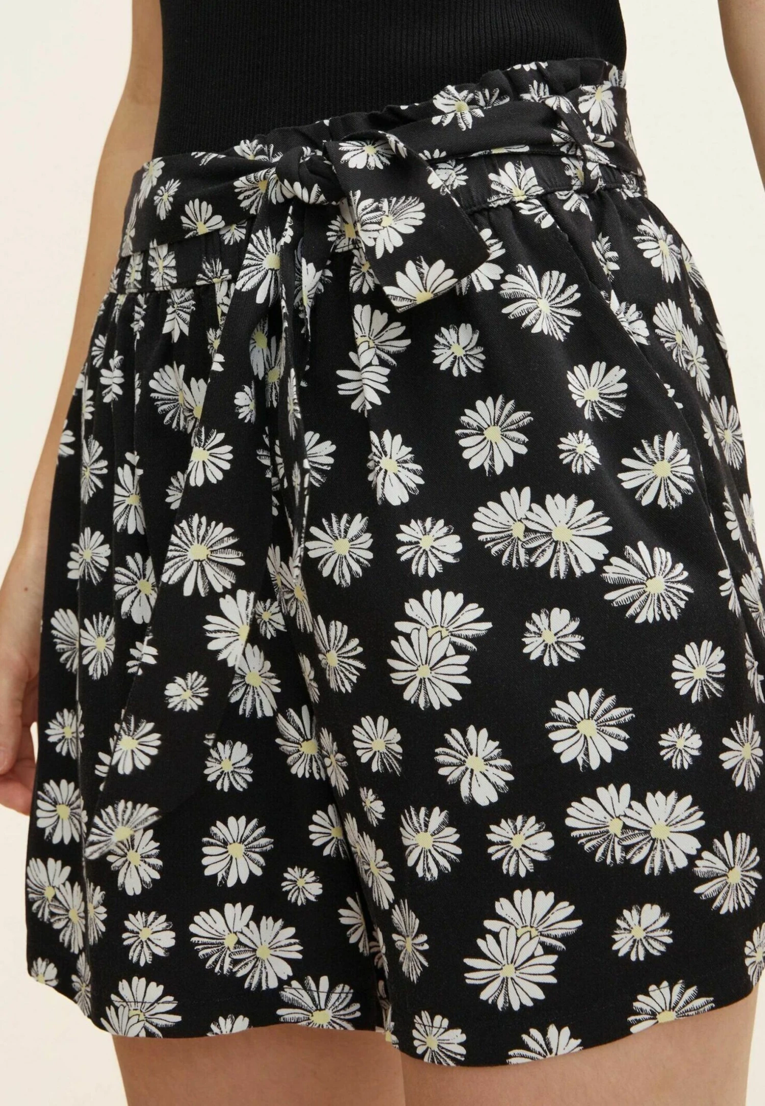 TOM TAILOR Denim Mit Blumenmuster Und Integriertem Gürtel - Shorts - Black Daisy Print 5 TOM TAILOR Denim Mit Blumenmuster Und Integriertem Gürtel - Shorts - Black Daisy Print - Afbeelding 5