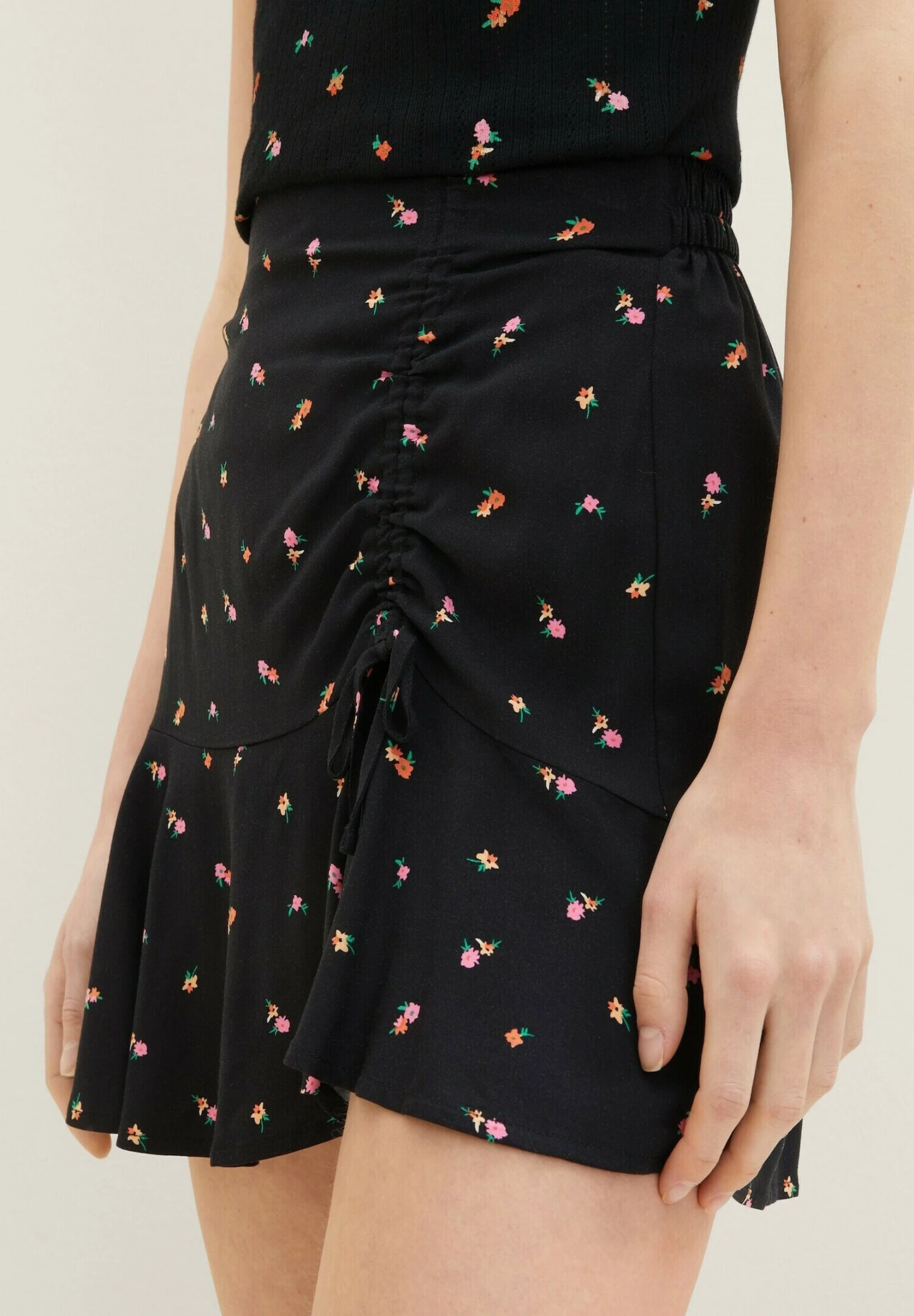 TOM TAILOR Denim Mit Rüschen - A-Lijn Rok - Small Black Flower Print 4 TOM TAILOR Denim Mit Rüschen - A-Lijn Rok - Small Black Flower Print - Afbeelding 4