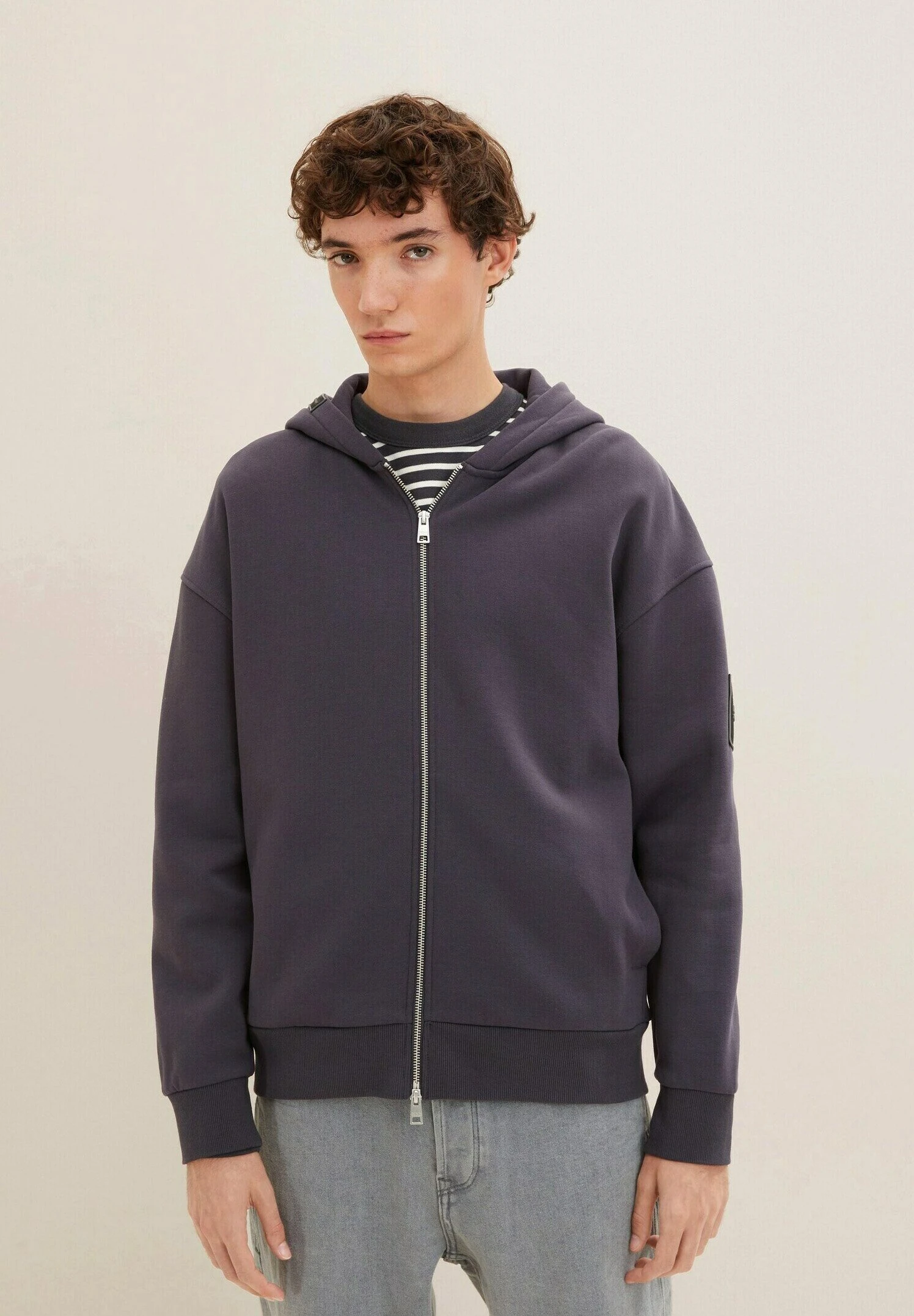 TOM TAILOR Denim Mit Logo-Detail - Sweater Met Rits - Coal Grey 1 TOM TAILOR Denim Mit Logo-Detail - Sweater Met Rits - Coal Grey