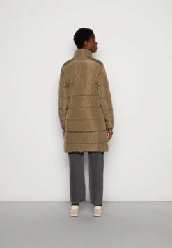 Tom Tailor Signature Puffer Coat - Winterjas - Tarmac Khaki 13 Tom Tailor Signature Puffer Coat - Winterjas - Tarmac Khaki -Tom Tailor 29c19270650142baaed581862872f1fd