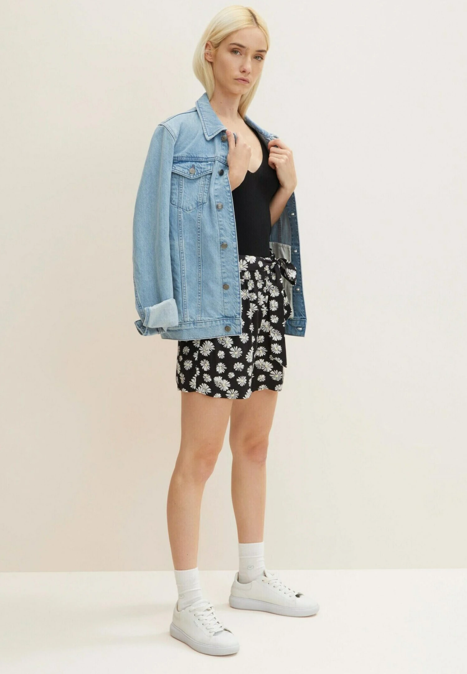 TOM TAILOR Denim Mit Blumenmuster Und Integriertem Gürtel - Shorts - Black Daisy Print 2 TOM TAILOR Denim Mit Blumenmuster Und Integriertem Gürtel - Shorts - Black Daisy Print - Afbeelding 2