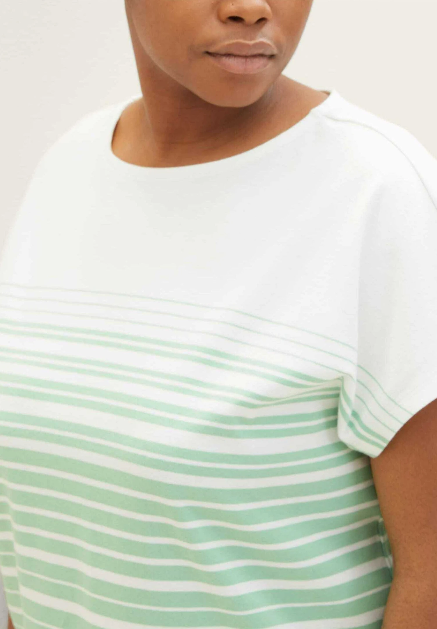 Tom Tailor Plus - Gestreiftes - T-Shirt Print - Green Gradient Stripe 4 Tom Tailor Plus - Gestreiftes - T-Shirt Print - Green Gradient Stripe - Afbeelding 4