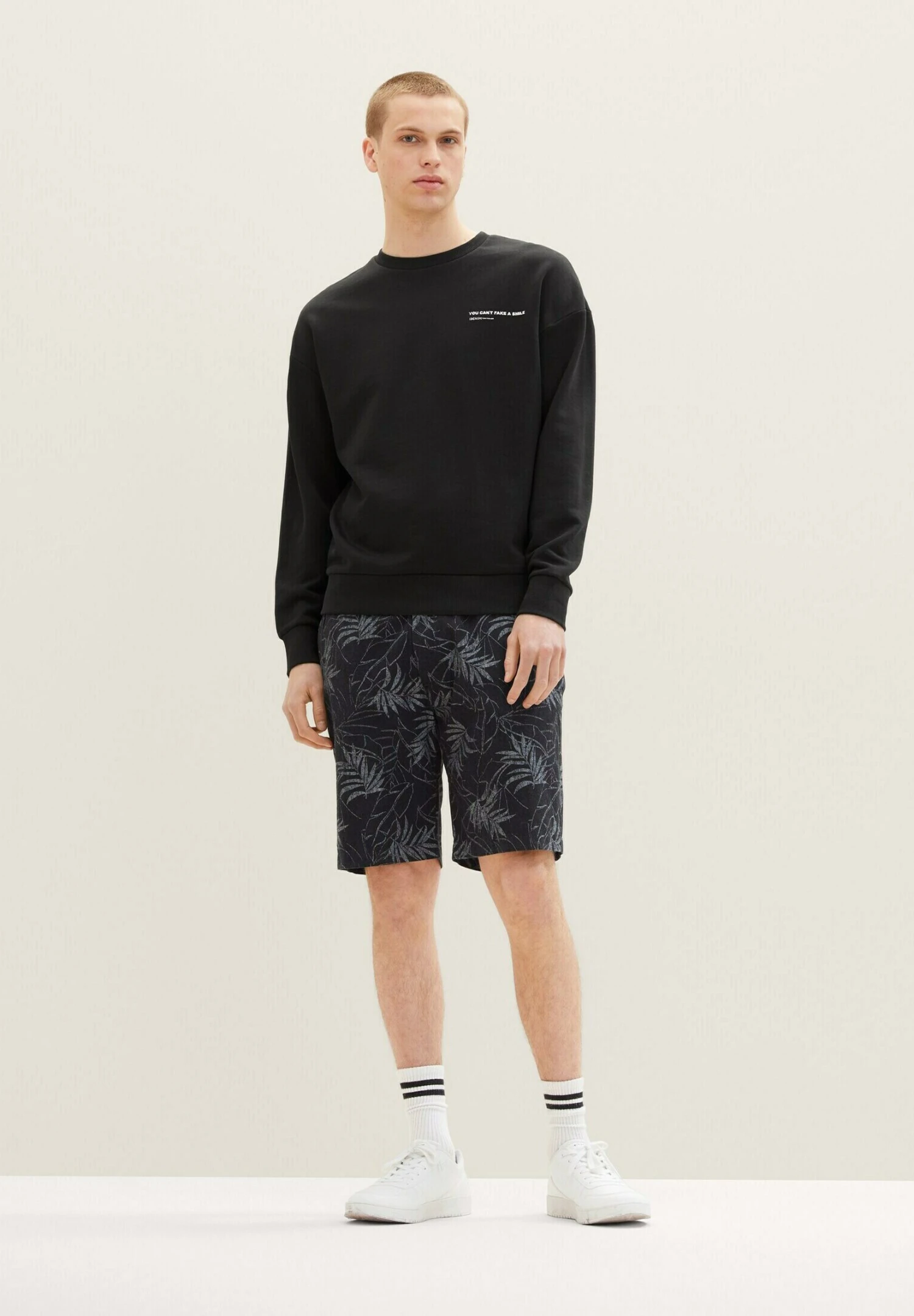 TOM TAILOR Denim Gemusterte Bermuda - Shorts - Black Tonal Leaf Lines Print 2 TOM TAILOR Denim Gemusterte Bermuda - Shorts - Black Tonal Leaf Lines Print - Afbeelding 2