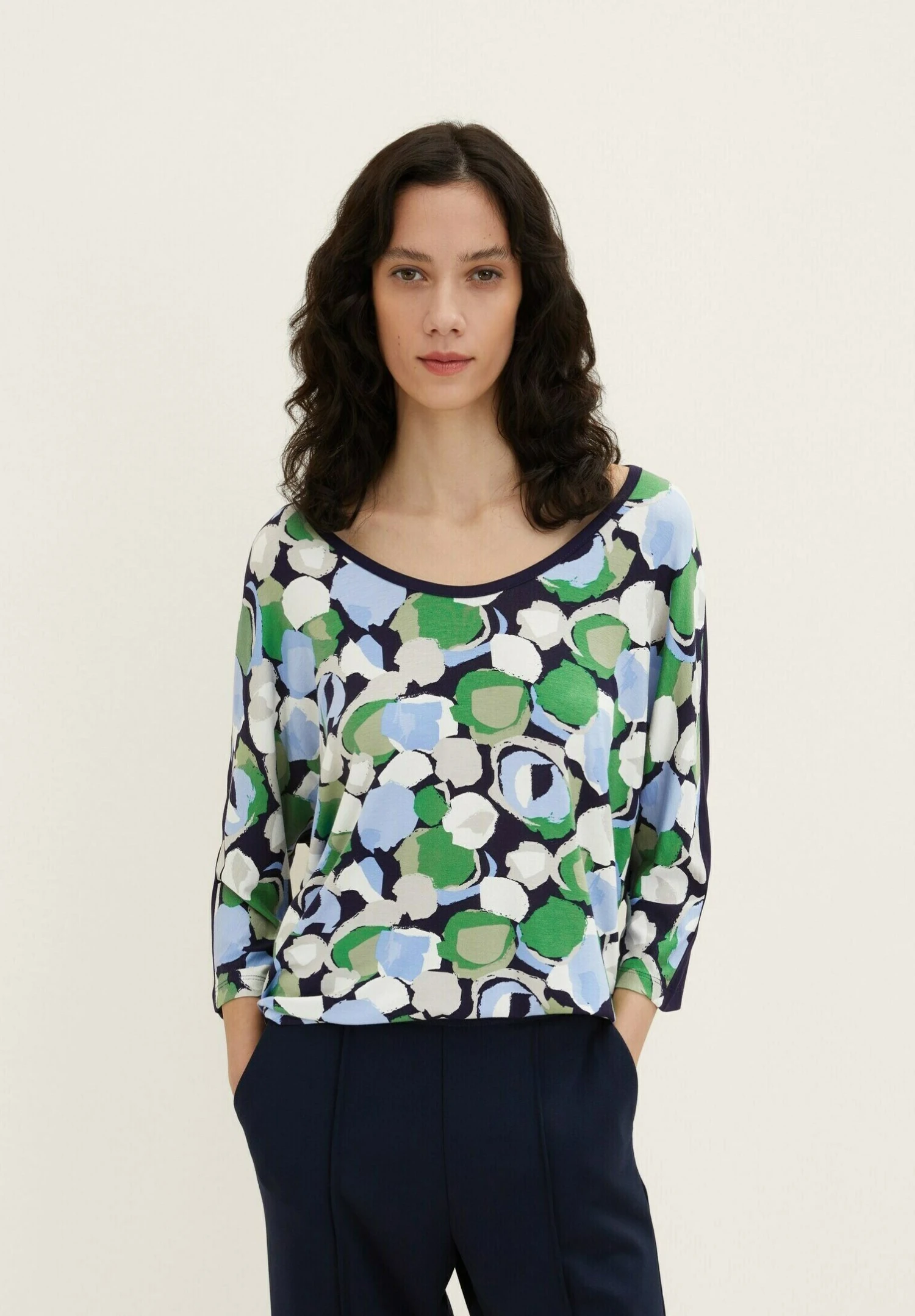 Tom Tailor GemustertesMit Fledermausärmeln - T-Shirt Print - Green Flower Design 1 Tom Tailor GemustertesMit Fledermausärmeln - T-Shirt Print - Green Flower Design
