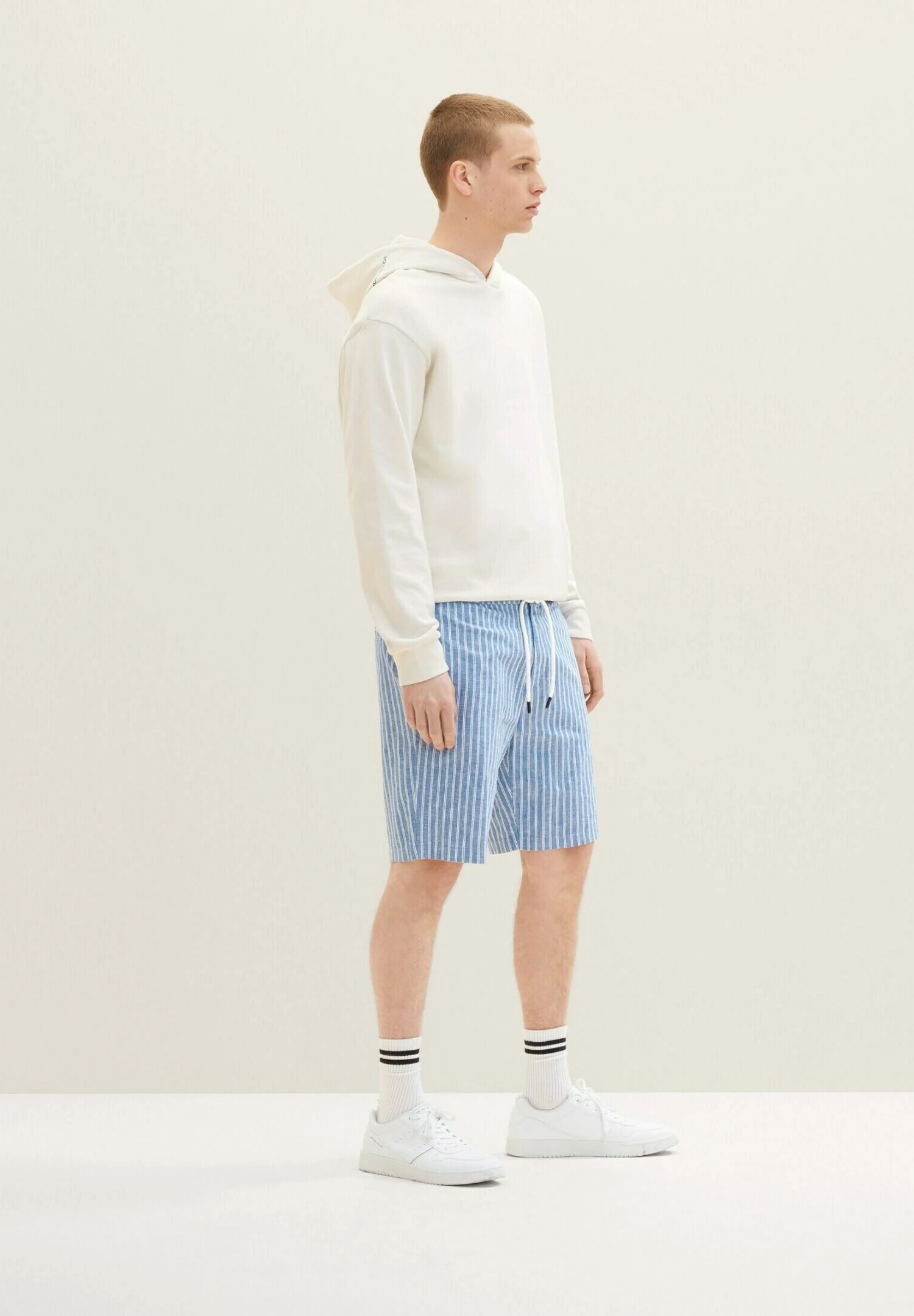 TOM TAILOR Denim Gemusterte Bermuda - Shorts - Blue White Stripe 4 TOM TAILOR Denim Gemusterte Bermuda - Shorts - Blue White Stripe - Afbeelding 4