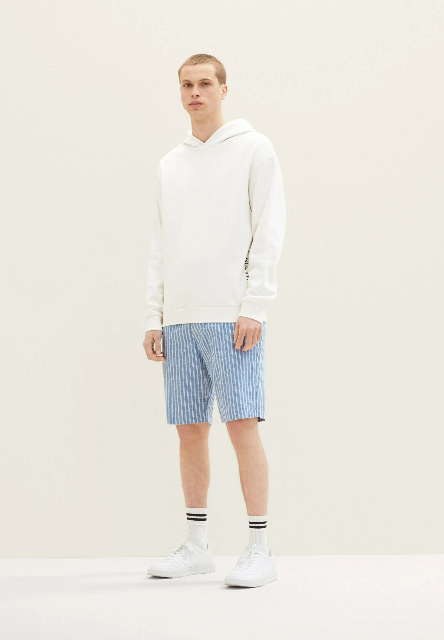 TOM TAILOR Denim Gemusterte Bermuda - Shorts - Blue White Stripe 2 TOM TAILOR Denim Gemusterte Bermuda - Shorts - Blue White Stripe - Afbeelding 2