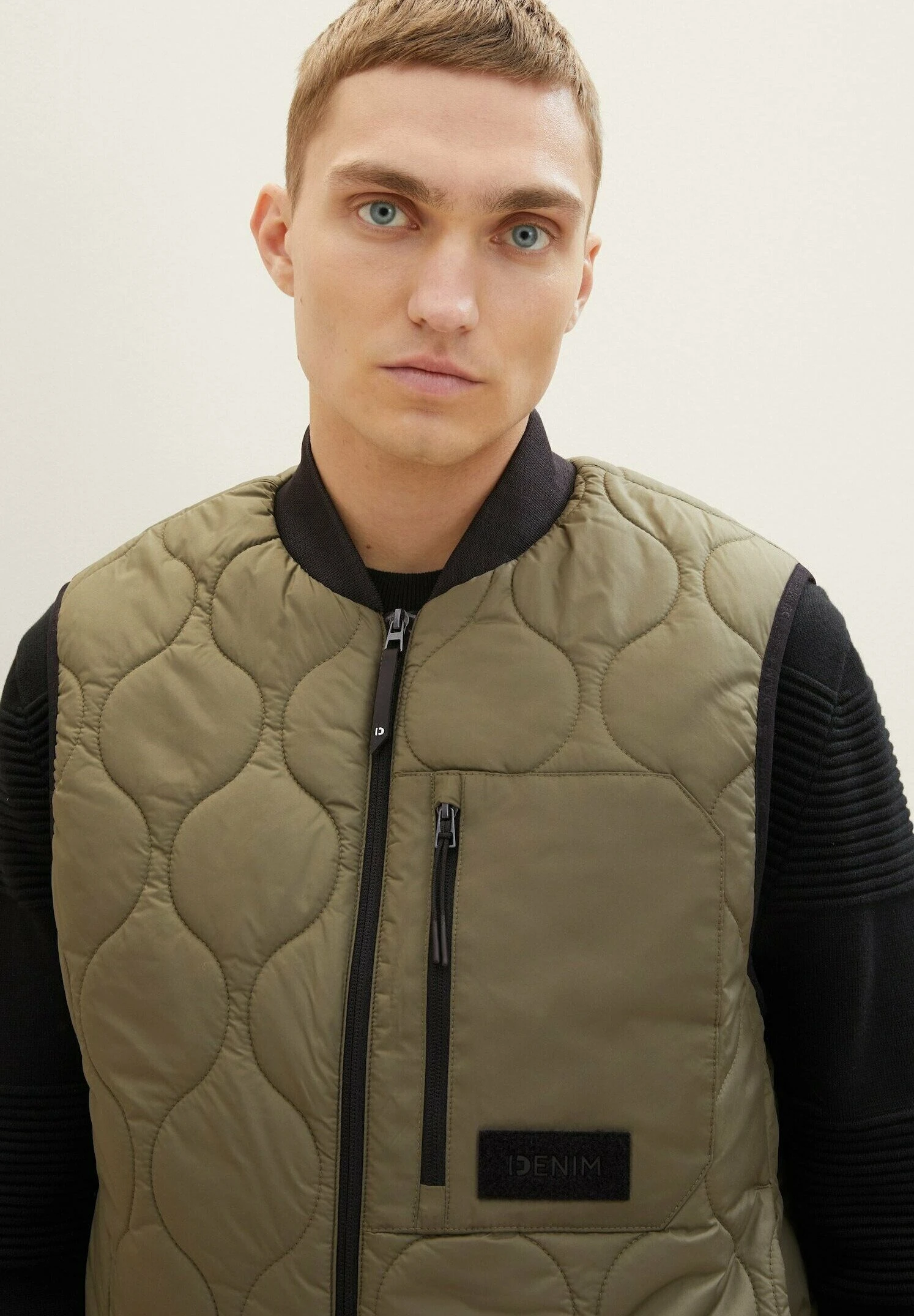 TOM TAILOR Denim Lightweight- Bodywarmer - Dusty Olive Green 4 TOM TAILOR Denim Lightweight- Bodywarmer - Dusty Olive Green - Afbeelding 4