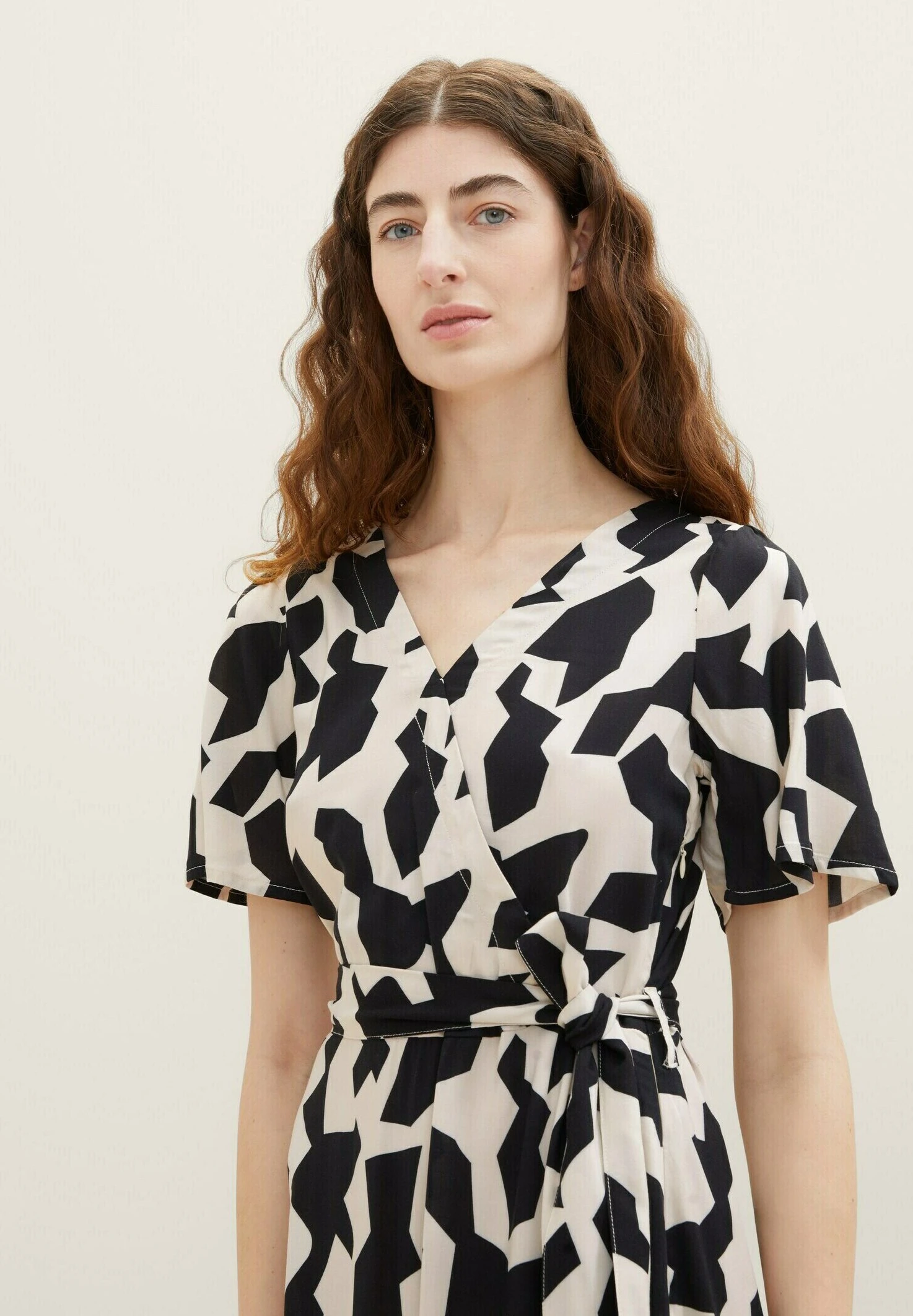 Tom Tailor Gemustertes Midi - Jurk - Black Big Abstract Design 4 Tom Tailor Gemustertes Midi - Jurk - Black Big Abstract Design - Afbeelding 4