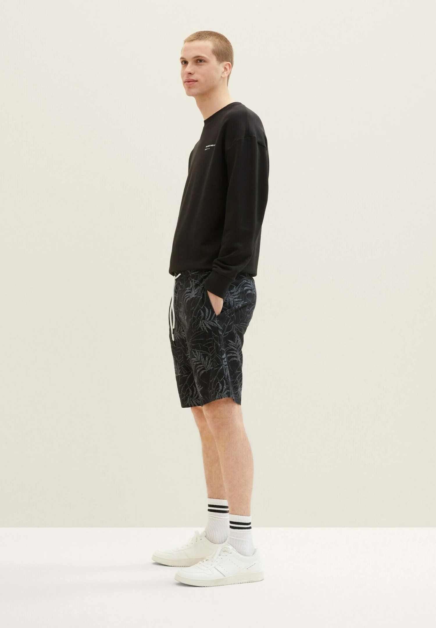 TOM TAILOR Denim Gemusterte Bermuda - Shorts - Black Tonal Leaf Lines Print 4 TOM TAILOR Denim Gemusterte Bermuda - Shorts - Black Tonal Leaf Lines Print - Afbeelding 4