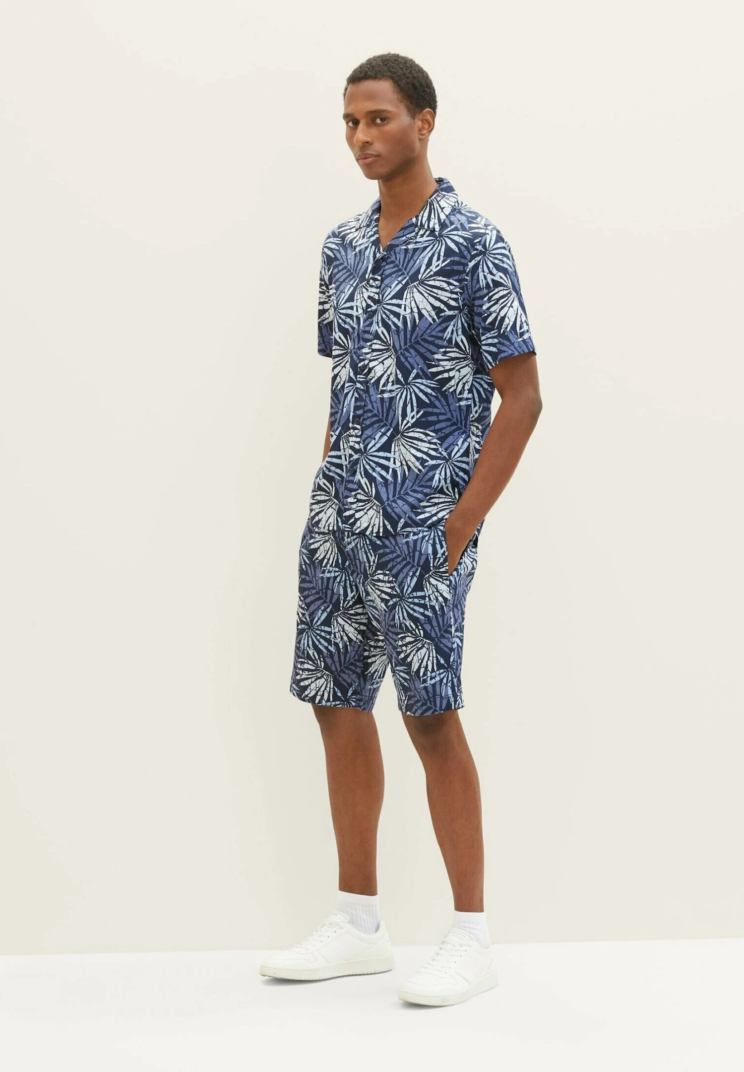 Tom Tailor Gemusterte- Shorts - Navy Tonal Leaf Design 5 Tom Tailor Gemusterte- Shorts - Navy Tonal Leaf Design - Afbeelding 5