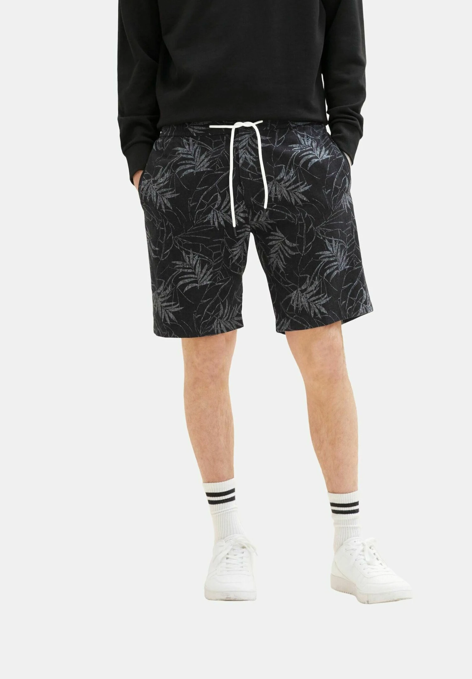 TOM TAILOR Denim Gemusterte Bermuda - Shorts - Black Tonal Leaf Lines Print 1 TOM TAILOR Denim Gemusterte Bermuda - Shorts - Black Tonal Leaf Lines Print