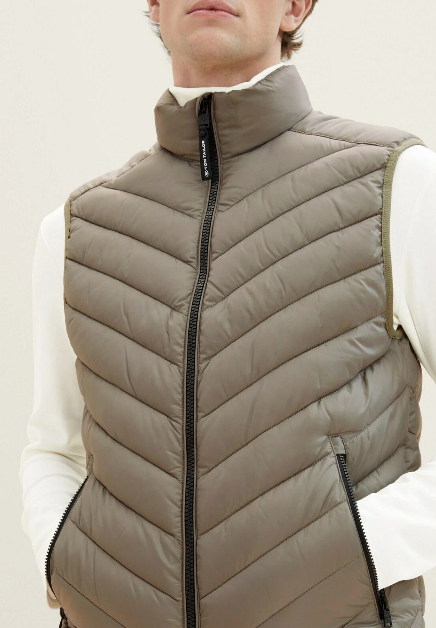 Tom Tailor Light Weight - Bodywarmer - Smokey Olive Green 4 Tom Tailor Light Weight - Bodywarmer - Smokey Olive Green - Afbeelding 4