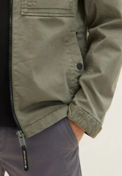 Tom Tailor Mit Stehkragen  - Lichte Jas - Dusty Olive Green -Tom Tailor fb0d2f24060f4f1983e3b43fd4a03e00